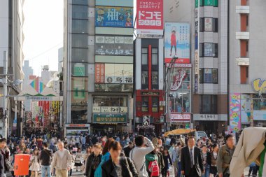 Hirokoji 'deki kalabalık Ueno İstasyonu, Taito Şehri, Tokyo, Japonya