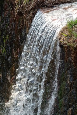 Yapay şelale ve su kanalının yakın görüntüsü
