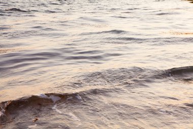 Dalgalı güzel sahil manzarası 