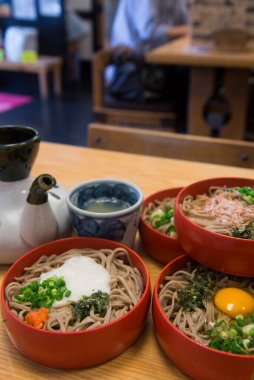 Soba soslu üç kase erişte.