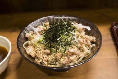 Lezzetli Asya yemeklerinin yakın çekim görüntüsü