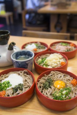 Taze malzemelerle çeşitli soba erişte kaseleri.