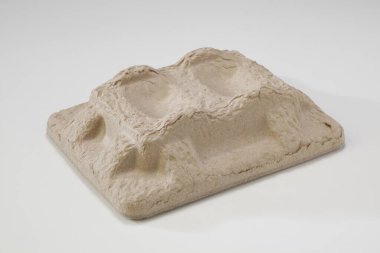 Beyaz arkaplanda izole edilmiş boş karton kutunun yakın görüntüsü    