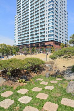 Modern Japon yapılarıyla dolu bir şehrin gündüz manzarası..