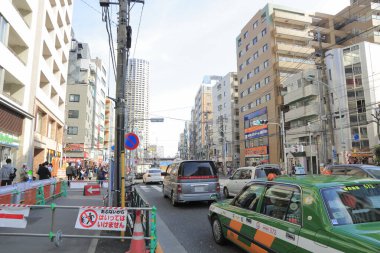 Asya tasarım felsefesi Japonya 'nın güneşli, katmanlı şehir bloklarında yapısal olarak görünür..