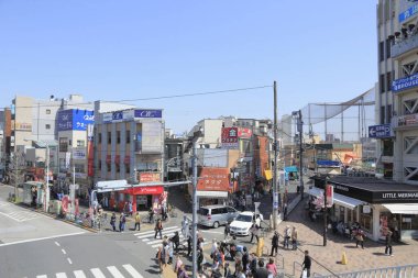 Tokyo 'daki dinamik sokak yaşamını Walker' larla gösteren bir fotoğraf..
