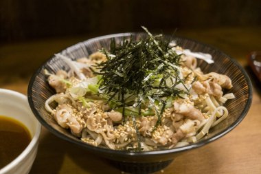 Tavuk ve sebzeli ramen.