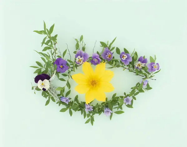 Krásný Květinový Rám Čerstvými Květy Modrém Pozadí — Stock fotografie