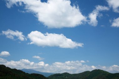 Mavi gökyüzü bulutlu Dağları