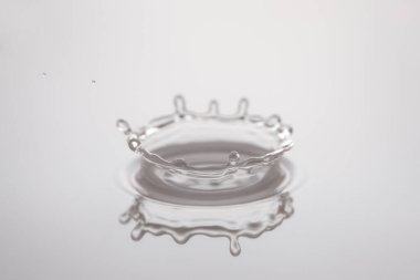 Su ışık soyut arkaplan üzerine sıçrar            