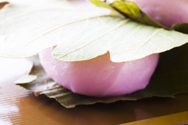Sakura Mochi, Japon geleneksel şekerleme. Tuzlu yapraklarla sarılmış.