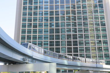 Şehrin iş bölgesinde tren ve gökdelenler 