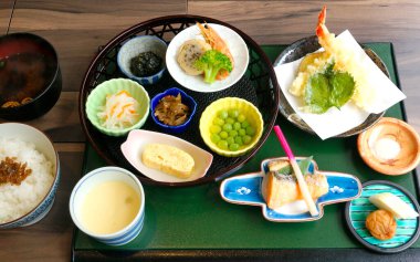 Çeşitli tempura yemekleri içeren geleneksel Japon yemekleri.