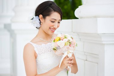 Törenden önce gelinlik giymiş güzel bir gelinin portresi.