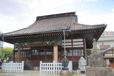 Eski bir Japon tapınağının çarpıcı fotoğrafı.