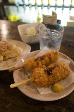 Japon yemeklerini masaya yakın çekimde koyun.