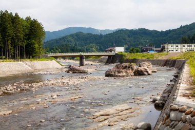 Japonya 'da nehri olan küçük bir köy.  