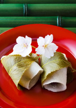 Sakura Mochi, Japon geleneksel şekerleme. Tuzlu yapraklarla sarılmış.