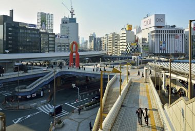 Tokyo 'da Tokyo demiryolunda yürüyen insanlar.