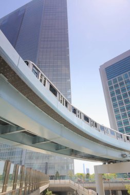 Şehrin iş bölgesinde tren ve gökdelenler 