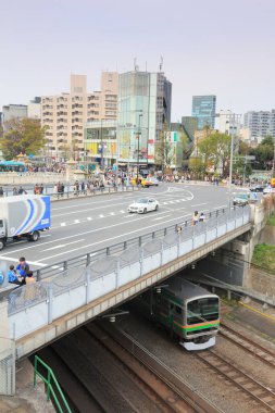 Şehir binaları ve Olimpiyat Köprüsü, diğer adıyla Gorinbashi, Shibuya, Tokyo, Japonya 'da. 
