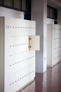 Beyaz dolaplar koridorda tek bir açık kapı var.