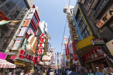 osaka, japan - 15 Nisan 15: 15: 15: Osaka, Osaka, Japonya 'daki Tonbori Bori Caddesi' nde yürüyen insanlar