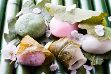 Sakura Mochi, Japon geleneksel şekerleme. Tuzlu yapraklarla sarılmış.