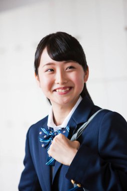 Üniformalı Asyalı bir kızın portresi. 