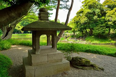 Koishikawa Korakuen Bahçeleri 'nde taş fener, Tokyo, Japonya 