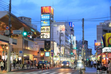 Tokyo City Caddesi 'nin Japon insanlarla dolu olduğu gece manzarası..