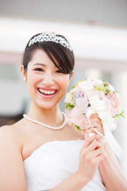 Gelinlik içinde buketli güzel Japon gelin.