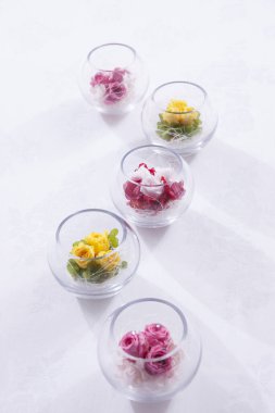 Cam vazo beyaz zemin üzerine güzel çiçekler