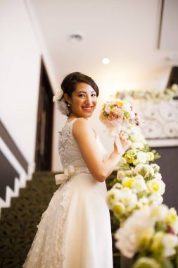 Törenden önce gelinlik giymiş güzel bir gelinin portresi.