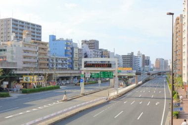 Japon gündüz saatinin parlak ışığı altında her yapı pırıl pırıl ve berrak duruyor..