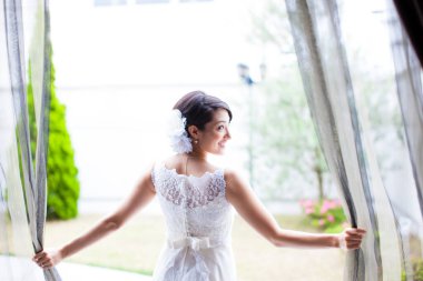 Törenden önce gelinlik giymiş güzel bir gelinin portresi.