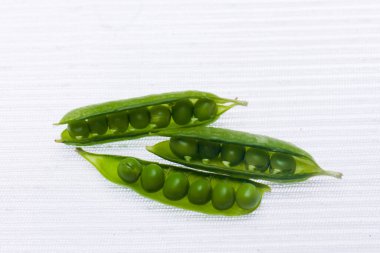 Taze taze bezelyeler masada.. 