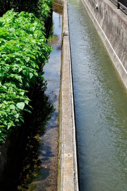 Şehrin güzel su kanalı manzarası, su arıtma sistemi.                    