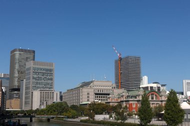 Tokyo 'nun manzaralı Sumida Nehri boyunca uzanan evler ve binalar
