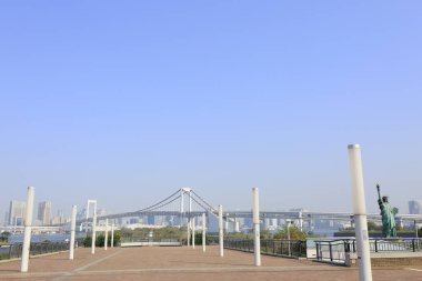 Gökkuşağı Köprüsü, Tokyo 'nun kuzeyinde Shibaura Rıhtımı ile Japonya' nın Minato kentindeki Odaiba rıhtımı arasında bir asma köprü.