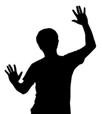 Elleri havada bir adamın silueti.