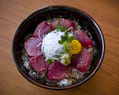 Pirinç ve garnitürlü ton balığı kasesi.