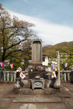 Parktaki eski taş mezarlığın manzarası