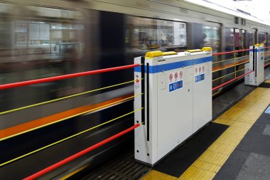 Tokyo, Japonya - 2 Nisan 1 9: Tokyo tren istasyonunda metro treni