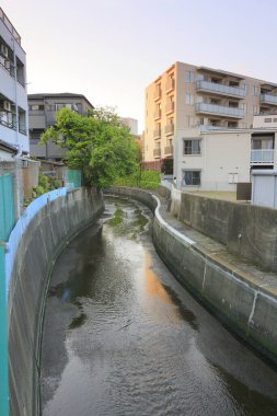 Şehirde nehir akan küçük bir kanal. 