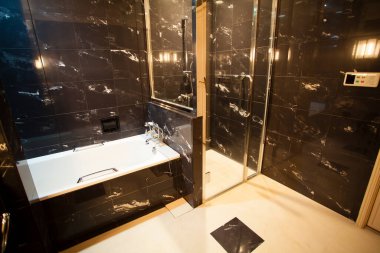 Modern bir banyo mermer taş duvarlar içinde.