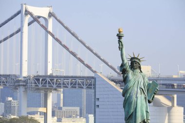 Odaiba Deniz Parkı Gökkuşağı Köprüsü ve Kopya Özgürlük Heykeli, Tokyo, Japonya