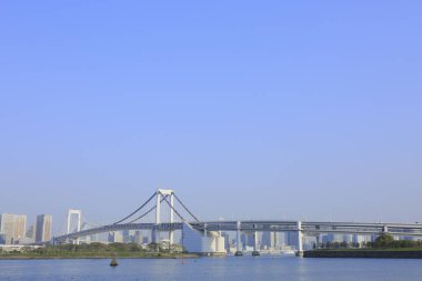 Gökkuşağı Köprüsü, Tokyo 'nun kuzeyinde Shibaura Rıhtımı ile Japonya' nın Minato kentindeki Odaiba rıhtımı arasında bir asma köprü.