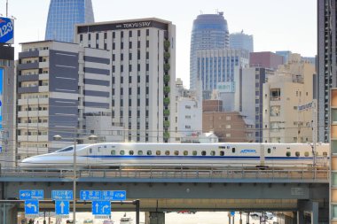 Şehir köprüsünde hareket eden yüksek binaların görüntüsü 