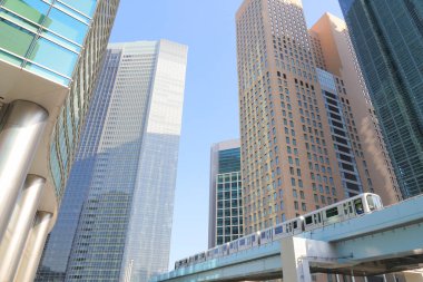 Şehrin iş bölgesinde tren ve gökdelenler 